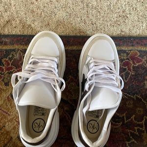 Men 10 women 8 shoe skater white w gold copper accents new wo tags. MKS